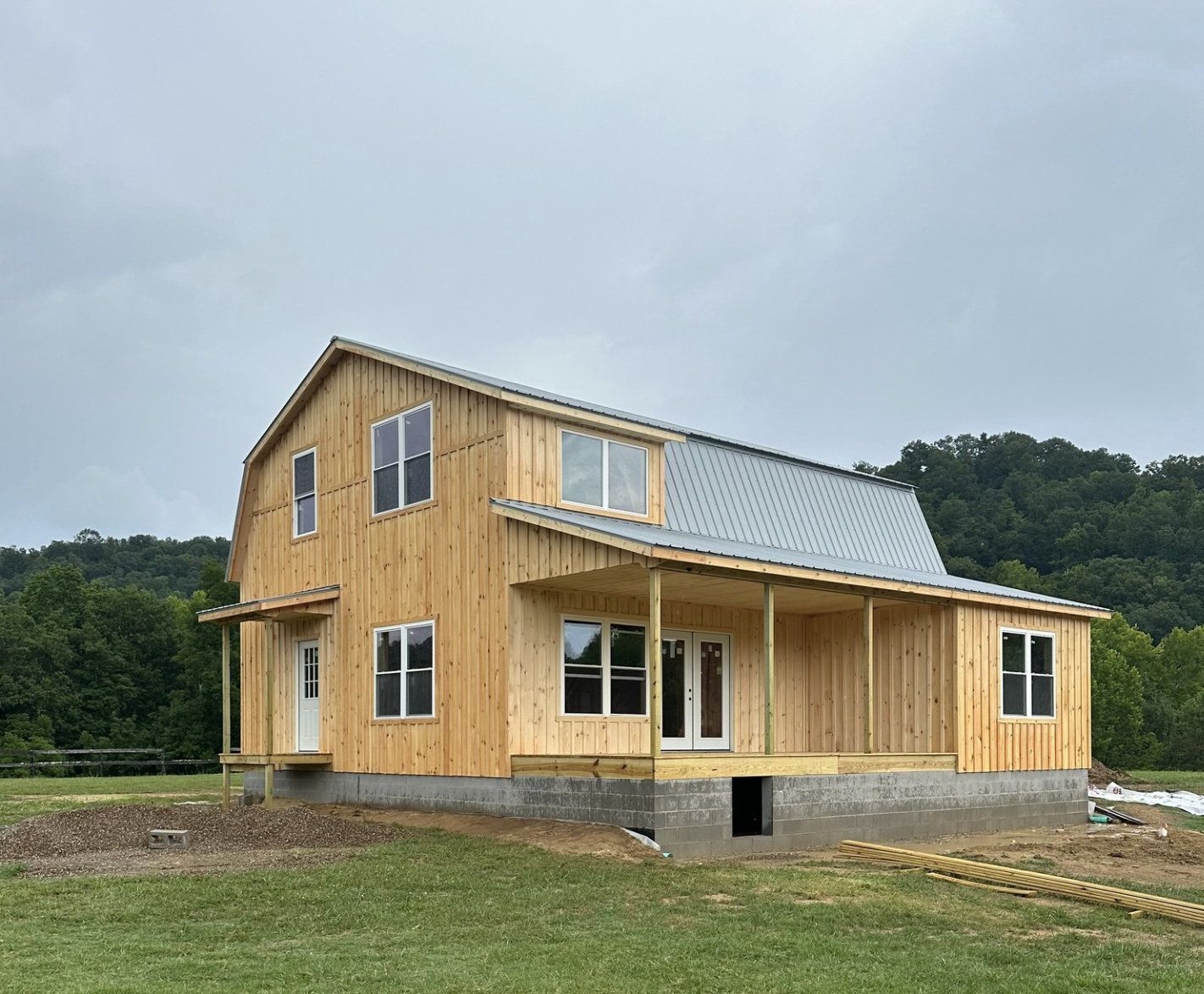 2-Story Amish Gambrel Cabin Built in Under 7 Days for $55,500