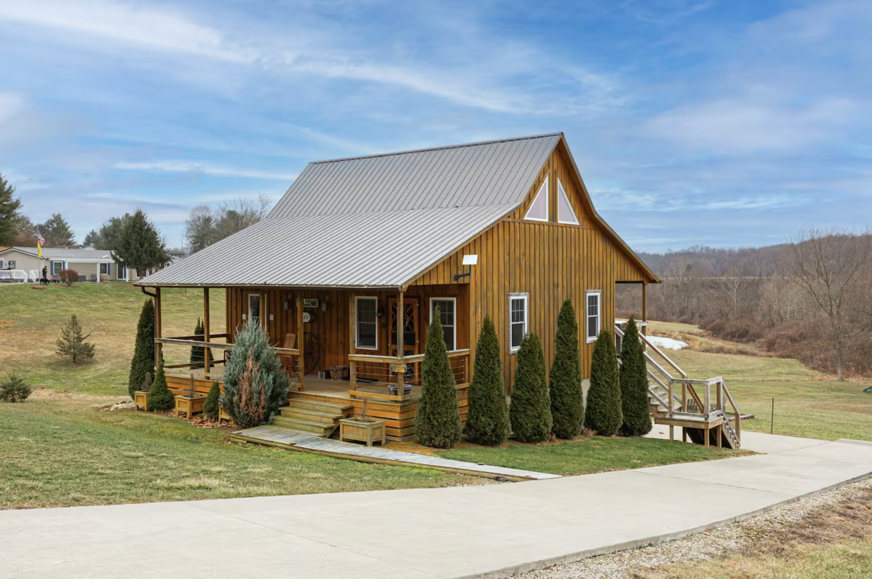 Discover the Pinewood Cabin That’s More Spacious Than It Looks